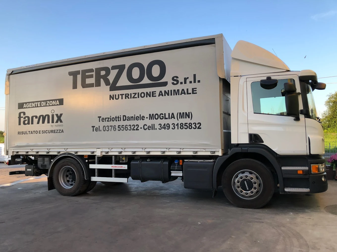 Camion TERZOO SRL per consegne di mangimi e prodotti zootecnici a Moglia e Mantova